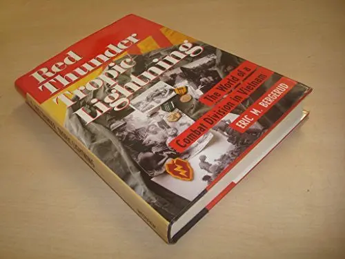Red Thunder, Tropic Lightning: The World Of A Combat Division In Vietnam Bergerud, Eric M 1