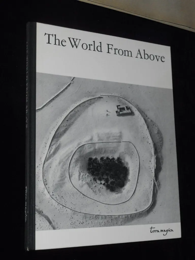 The World From Above. A Terra Magica Book. [Paperback] Hanns Reich 1