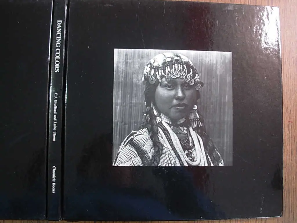 Dancing Colors: Paths Of Native American Women Brafford, C. J. And Thom, Laine 1
