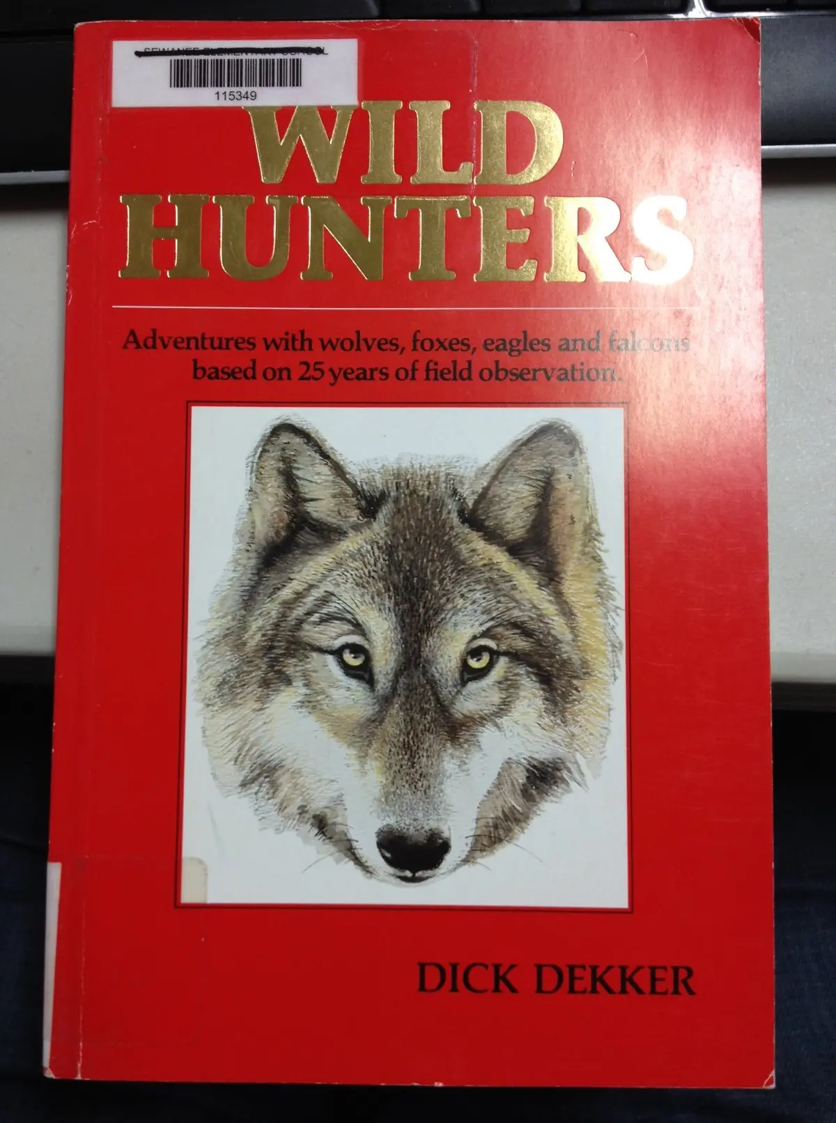Wild Hunters: Adventures With Wolves, Foxes, Eagles And Falcons Based On 25 Years Of Field Observation Dekker, Dick 1