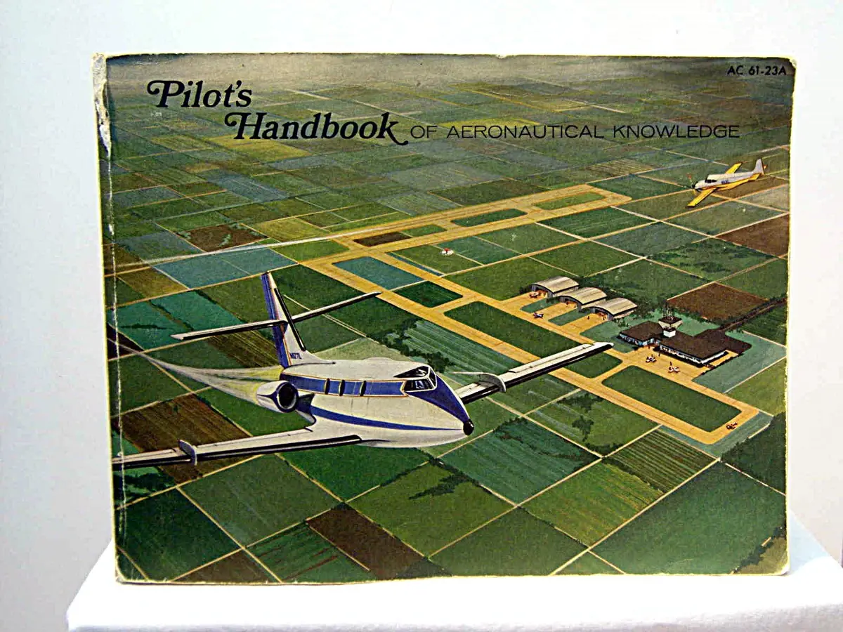 Pilot's Handbook Of Aeronautical Knowledge Ac 61-23A [Paperback] Federal Aviation Administration 1