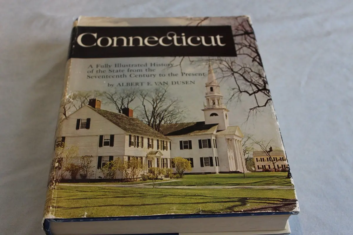 Connecticut: A Fully Illustrated History Of The State From The Seventeenth Century To The Present [Hardcover] Van Dusen, Albert E. 1