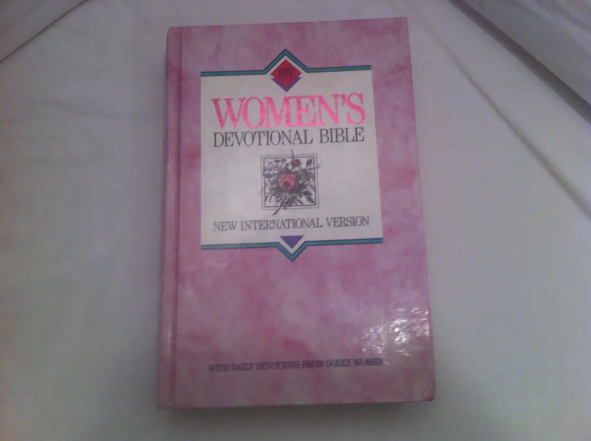Niv Womens Devotional Bible Martha Manikas-Foster 1