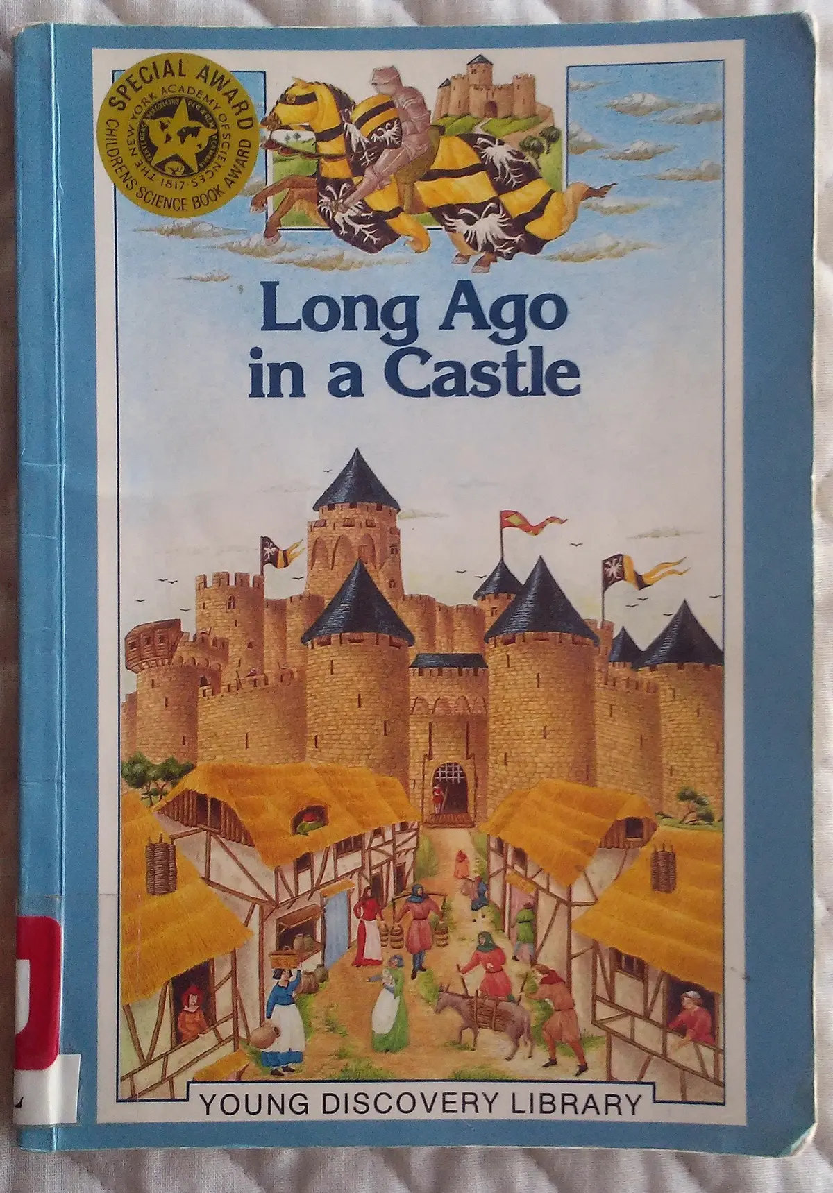 Long Ago In A Castle (Young Discovery Library) [Paperback] N/A 1